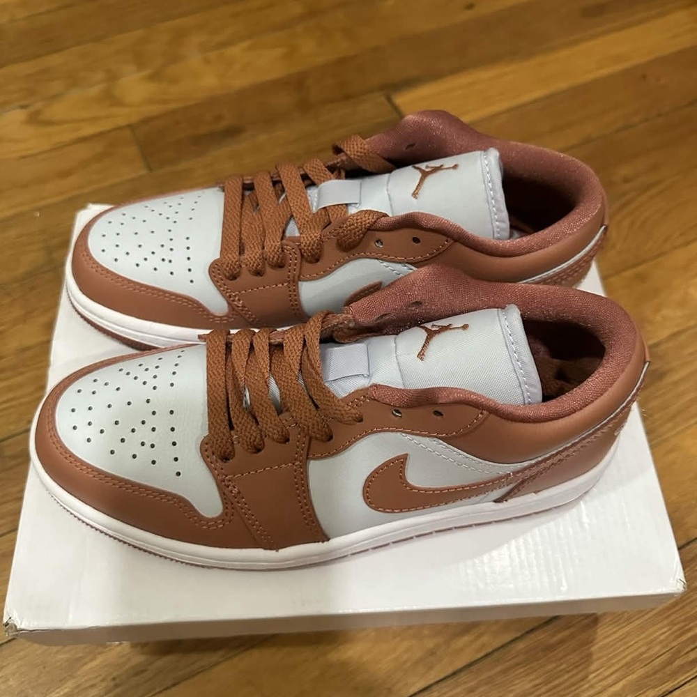*New* Jordan 1 Low Women Orange White *DC0774-080) Size 5.5W - Picture 2 of 11